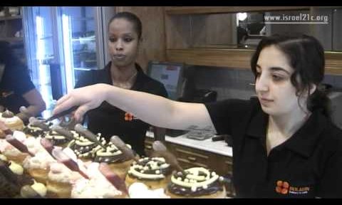 24 million donuts, 10.8 billion calories – it’s Hannukah in Israel [video]