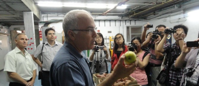 Amnon Lichter, head of the Department of Postharvest Science of Fresh Produce, talking to visiting reporters.