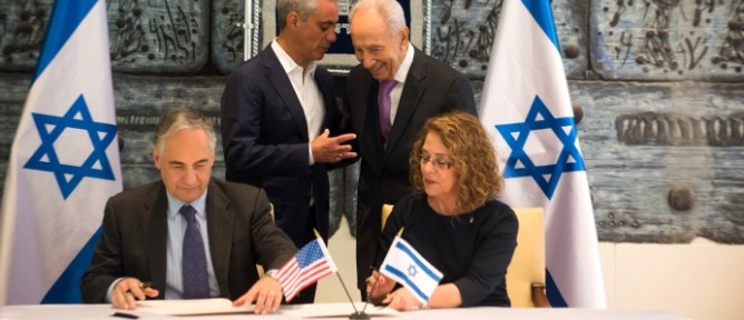 BGU President Prof. Rivka Carmi and UChicago President Prof. Robert Zimmer sign a water research agreement in the presence of President Shimon Peres of Israel and Chicago Mayor Rahm Emanuel on June 23, 2013. Photo by Dani Machlis/BGU