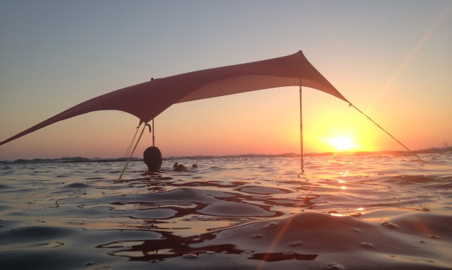 This sunshade can even be set up in the water.
