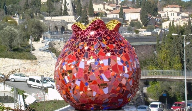  The pomegranate figures prominently in Israeli artworks, such as this mosaic in Jerusalem by Ruslan Sergeev.