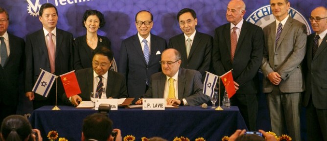 Signing of the agreement on September 29 are, from left sitting, Prof. Gu Peihua of Shantou University and Prof. Peretz Lavie, president of the Technion; and standing, Frank Sixt, co-director of the Li Ka-shing Foundation; Lu Kun from the Embassy of the People’s Republic of China; Li Ka-shing Foundation co-director Solina Chau; Li Ka-shing; Governor Zhu Xioadan of the Guangdong Province; Israeli Minister of Science, Technology and Space Yaakov Peri; Danny Yamin, chairman of the Technion Council; and Technion Senior Executive Vice President Prof. Paul Feigin.