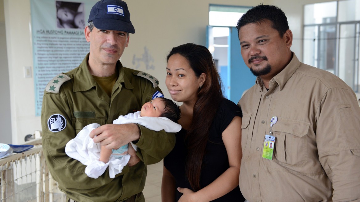 Idf Treats 2 000th Patient In The Philippines Israel21c