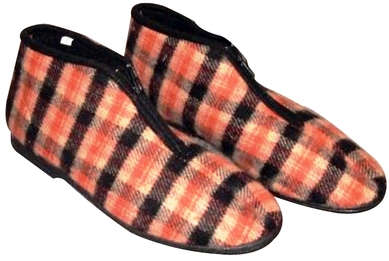 The classic Israeli cloth “naal bayit” – plaid, ankle-high, with a front zipper and hard rubber sole, perfect for the rainy season. Photo: Nostalgia Online